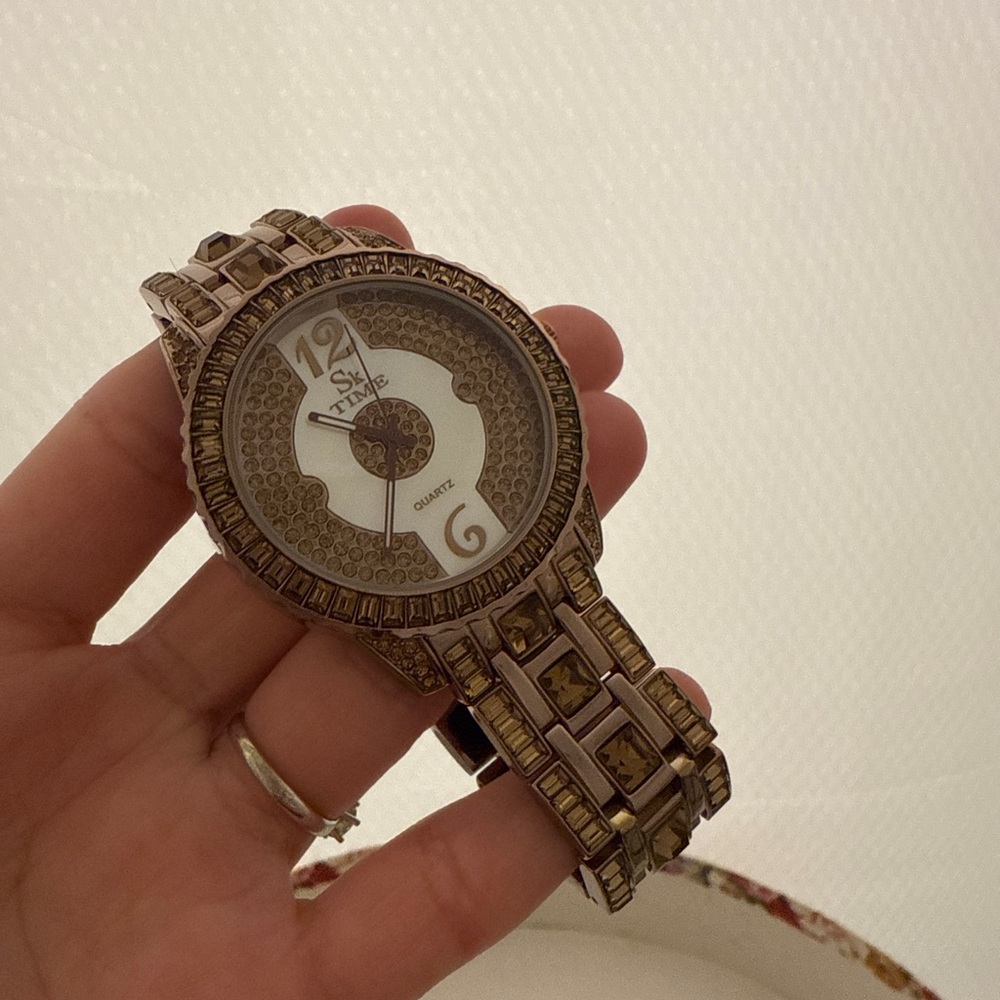 Stylish Gold Quartz Watch